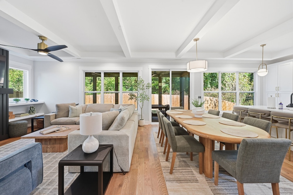 New! Modern Luxurious Woodland Retreat 5 Bedroom Home
