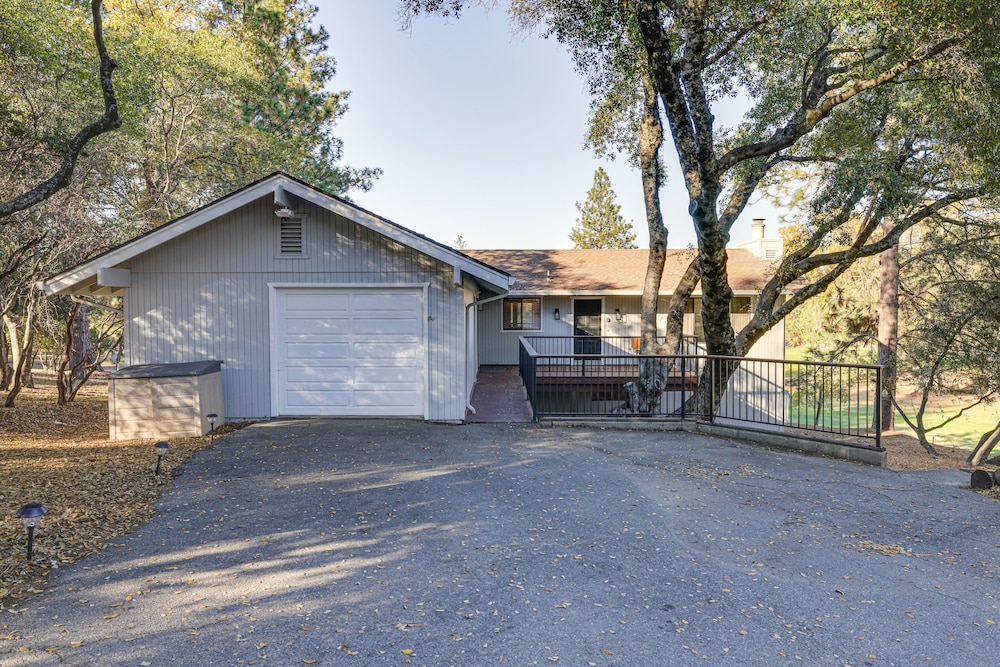 Groveland Home w/ Deck: 2 Mi to Pine Mountain Lake view 4