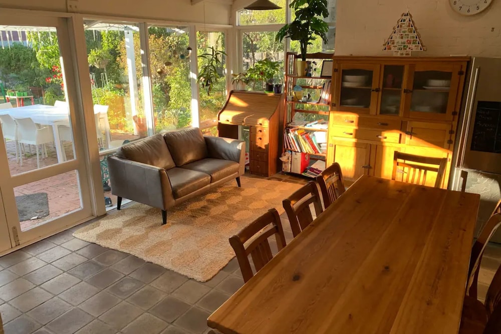 Relaxing 3 Bedroom Apartment in Perth view 4