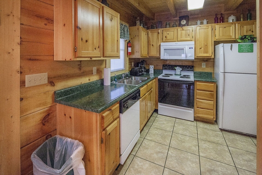 Er206 - Mountain Rendezvous Great Location - Close To Town! 1 Bedroom Cabin by RedAwning view 4