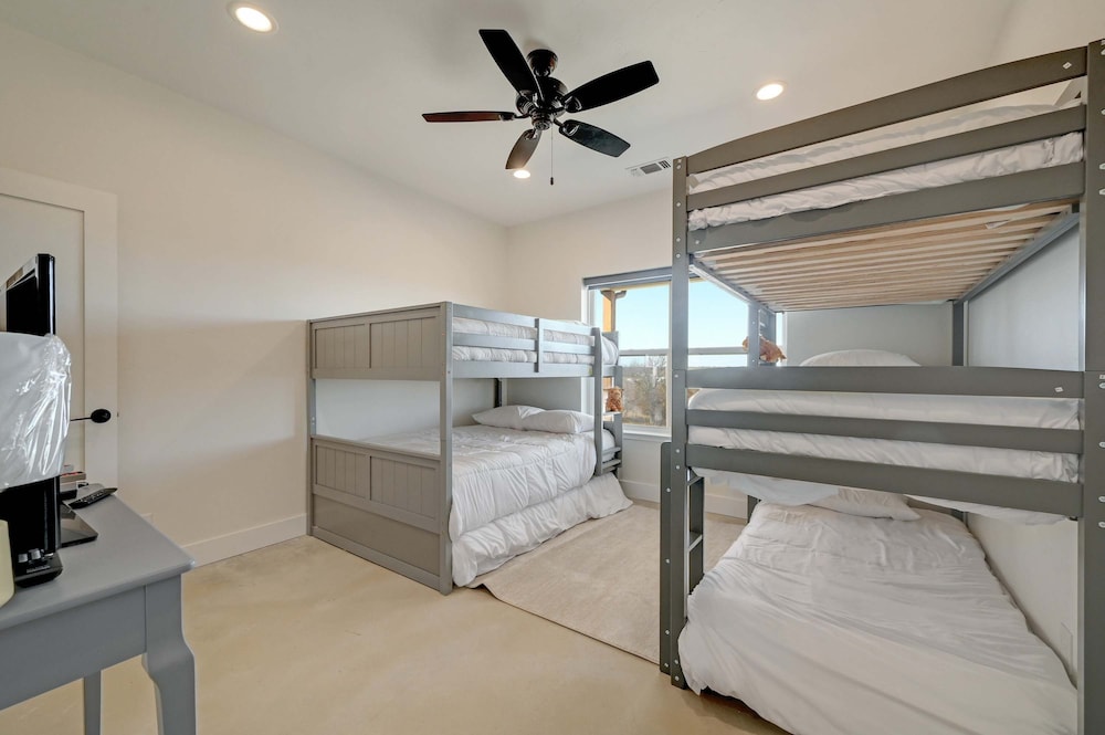 Secluded Hill Country Getaway Stunning Views Fire Pit 15 Min to Main Street 12 Guests