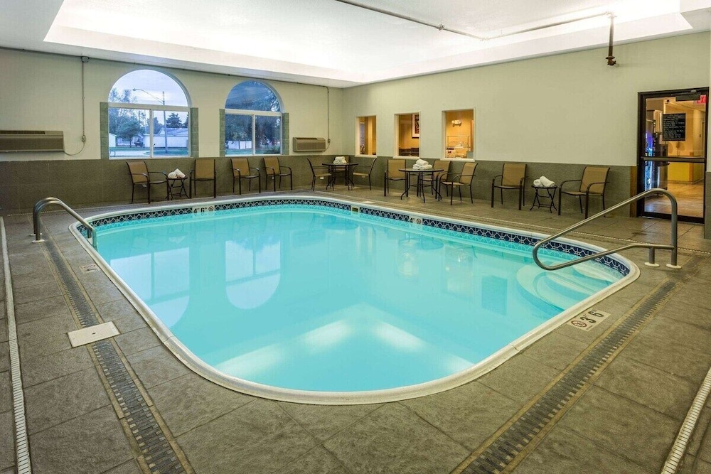 Rock Island Inn & Suites Streator IL