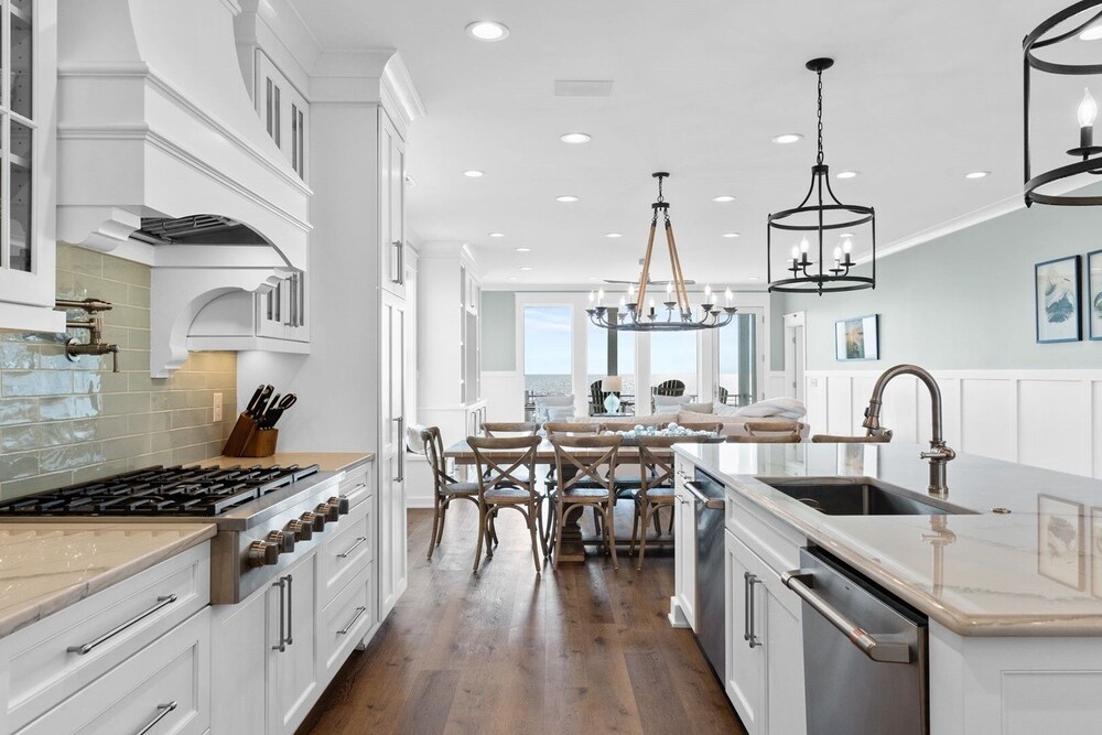 Fish-n-chips By The Sea 6 Bedroom Home by RedAwning view 4