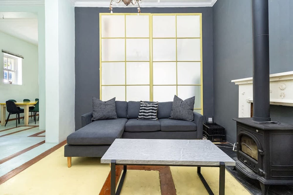 Funky Pet Friendly 2-bedroom Escape Bo-kaap