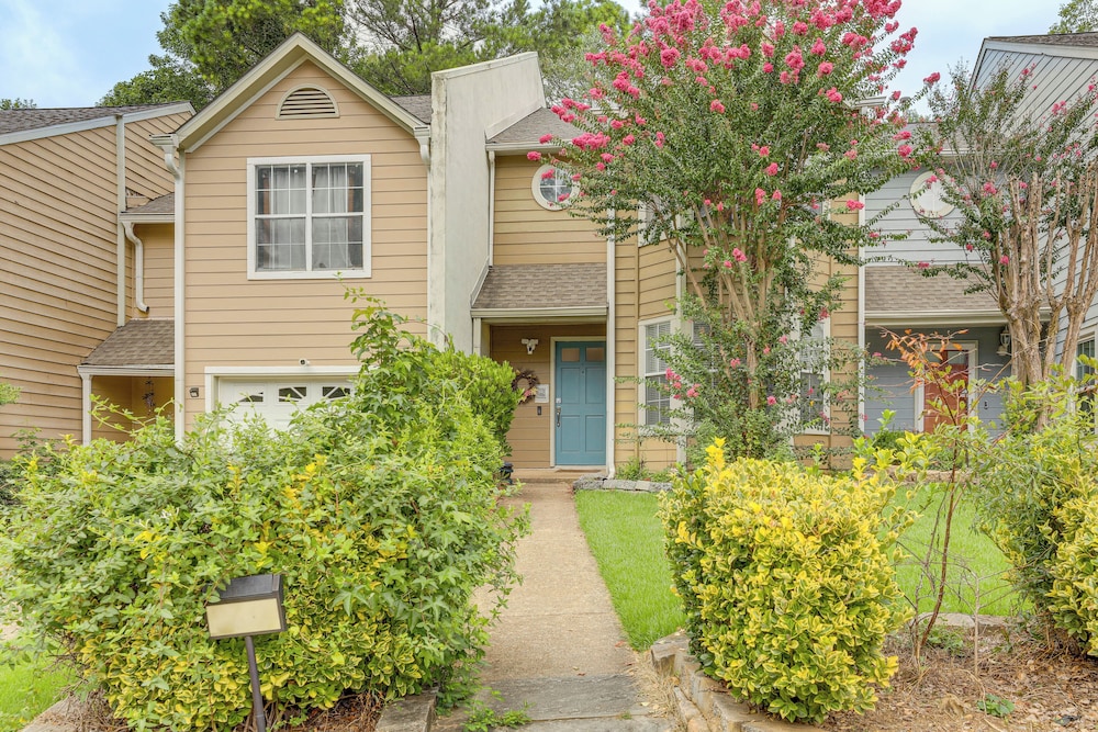 Fenced Yard & Pool Access: Lawrenceville Retreat!