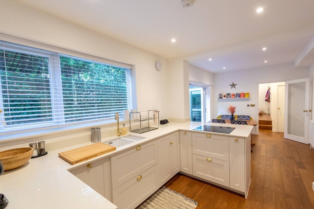 Charming 1 Bedroom Apartment in Shepherds Bush With Patio Area