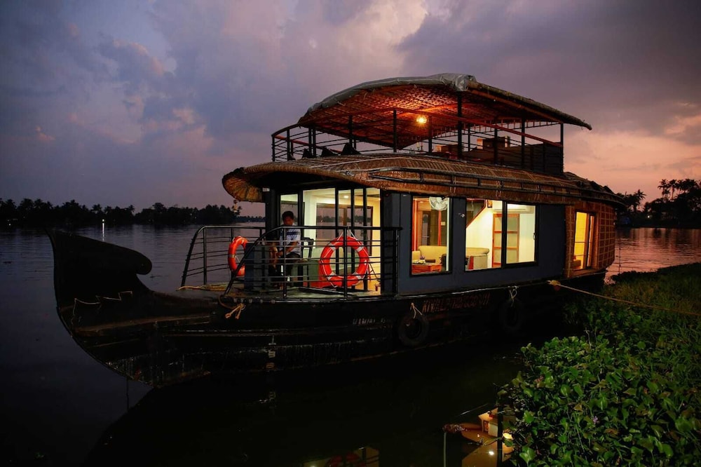 Cosy Houseboats