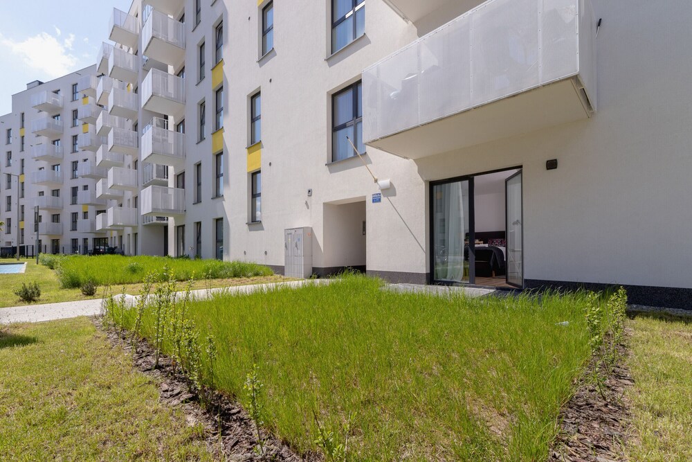 Elegant Studio in Krakow by Renters view 3