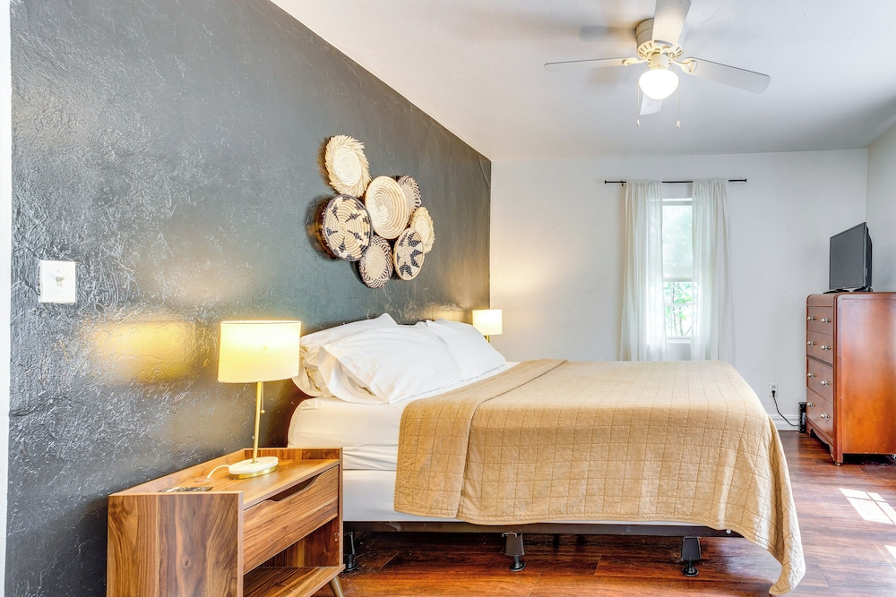 Modern OKC Duplex in Plaza: Steps to Shops & Bars!