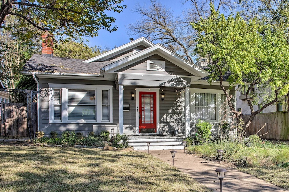Dallas Couples Retreat: Walk to Lower Greenville! view 3