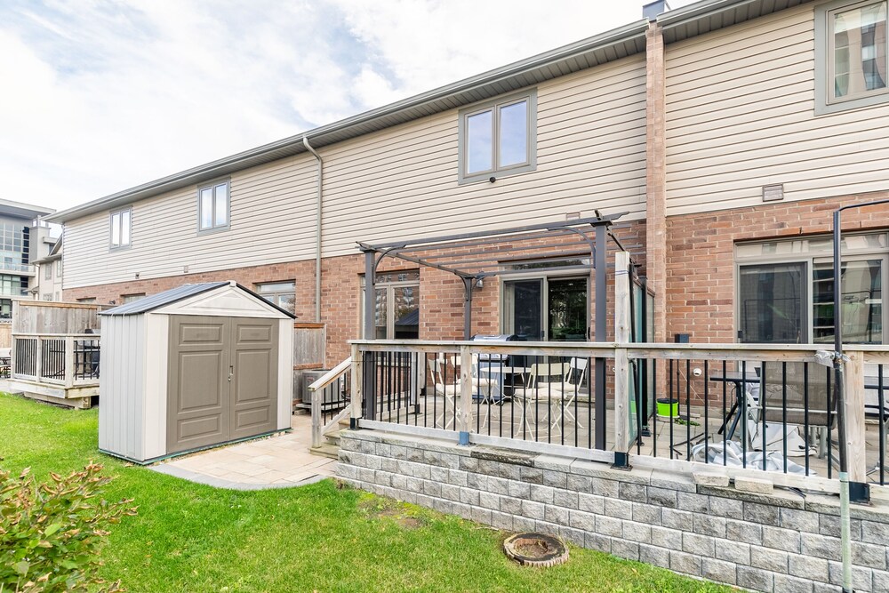 Modern 3BR 2BA Townhome in Lakeshore