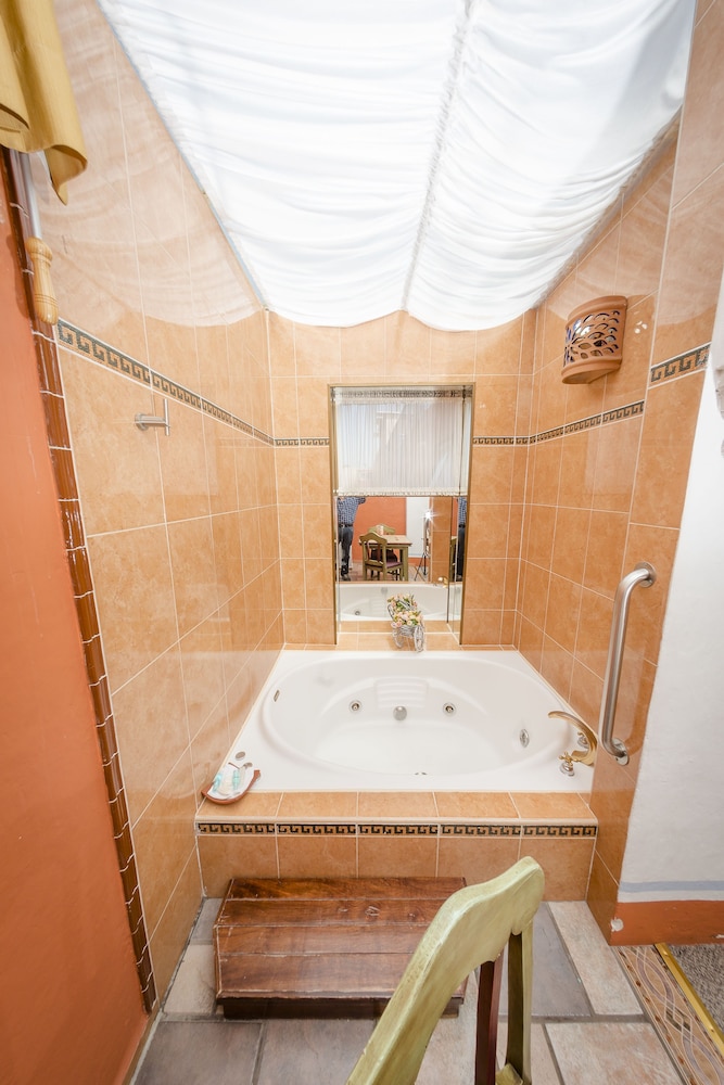 Howard Johnson Calle Real Morelia - Property Image 3