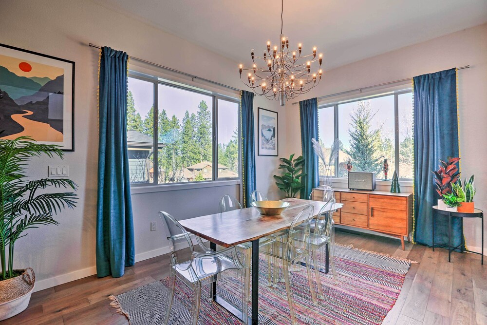 Modern Mtn Oasis w/ Patio, Hot Tub & Grill!