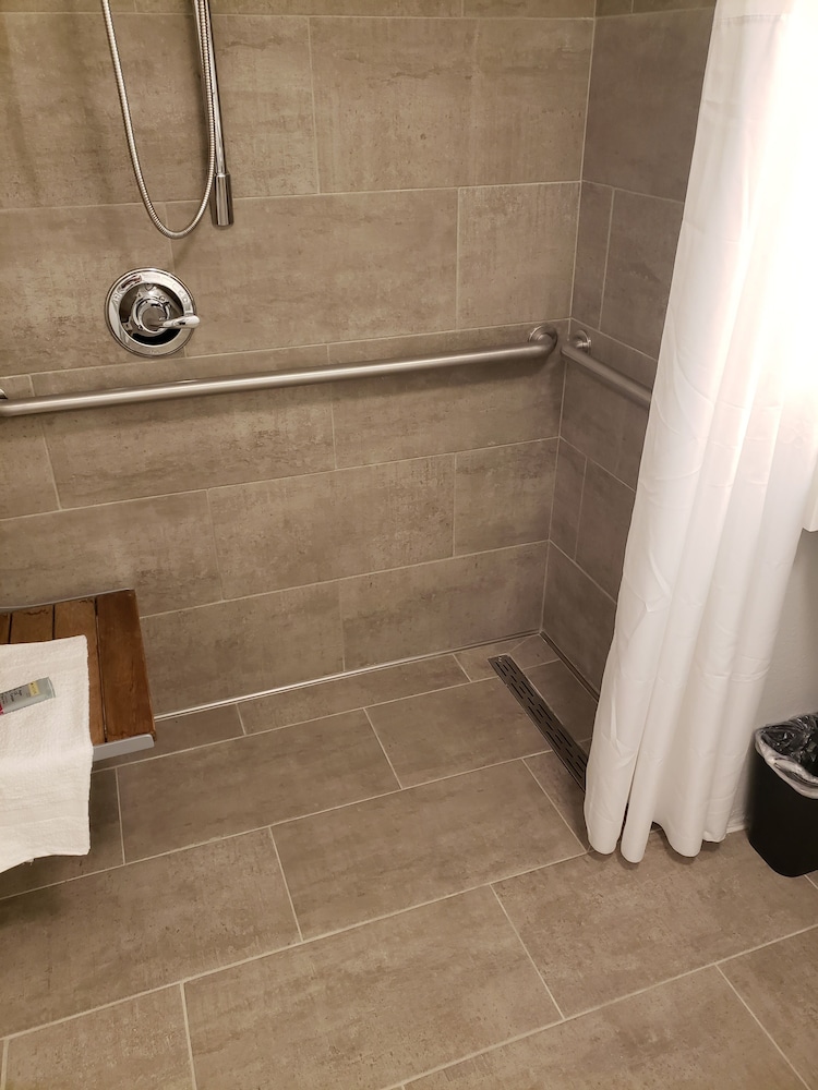 Hayward Vacations - Comfort Inn - Property Image 6