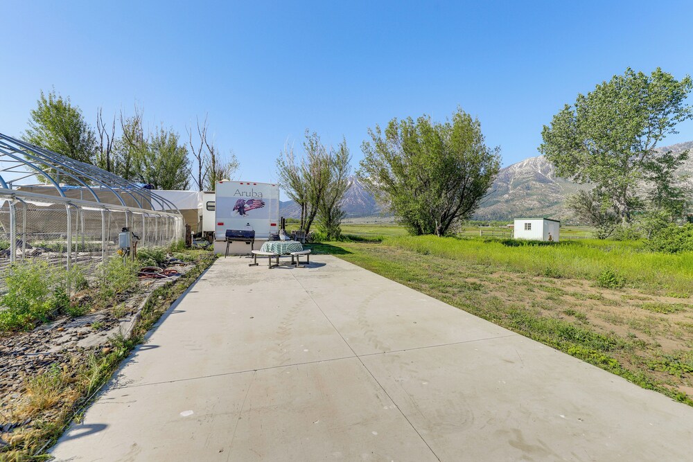 Sierra Nevada Mtn Views: Gardnerville Getaway