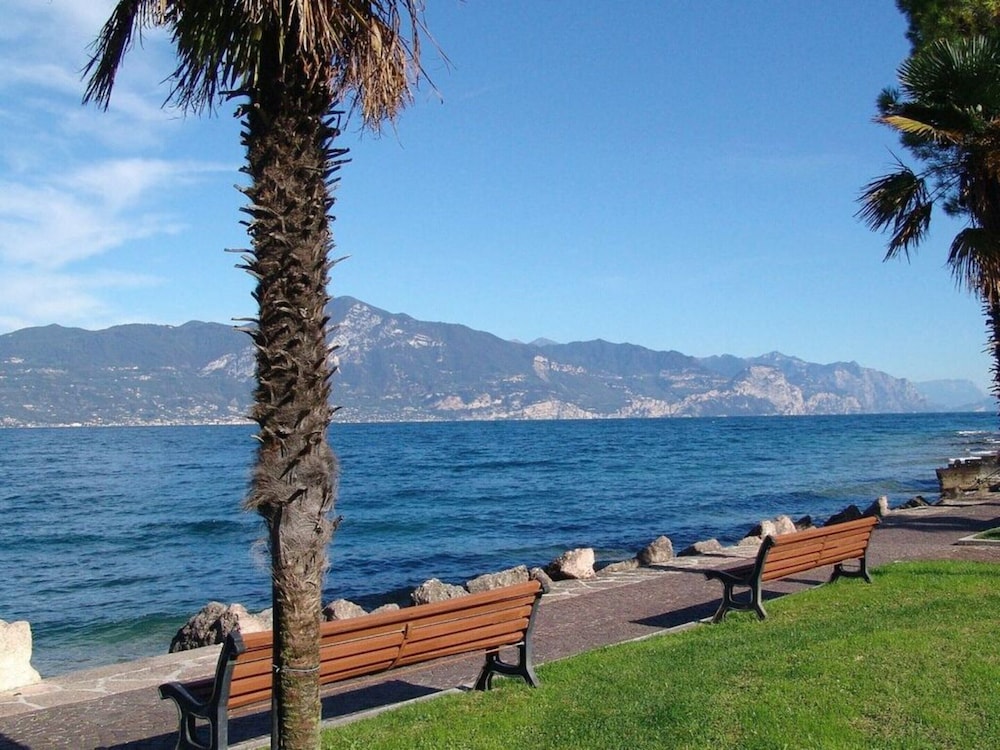 Directly on the Lake - Casa San Benedetto view 3