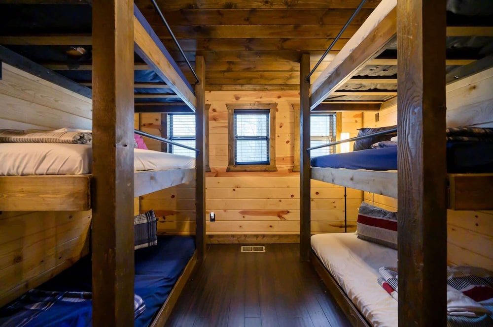 Cabin Vibe - Bunkroom - 3 King - Firepit - Shuffleboard