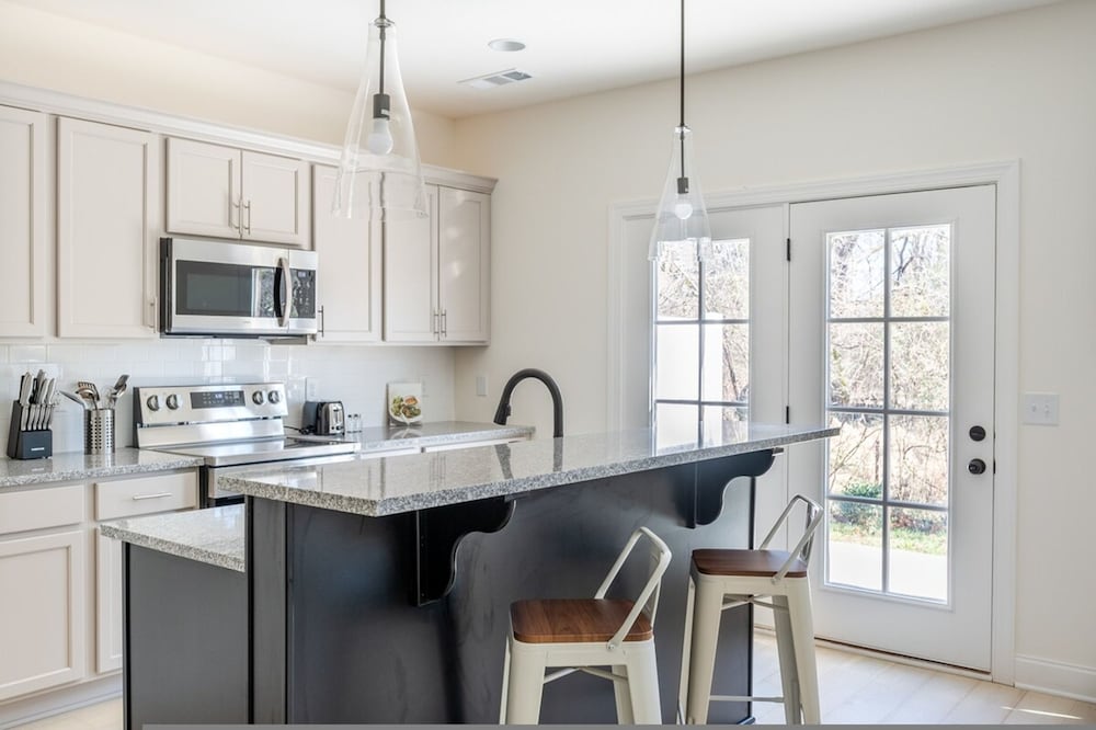 1 King 1 Queen 2 Double Garage Washer Dryer