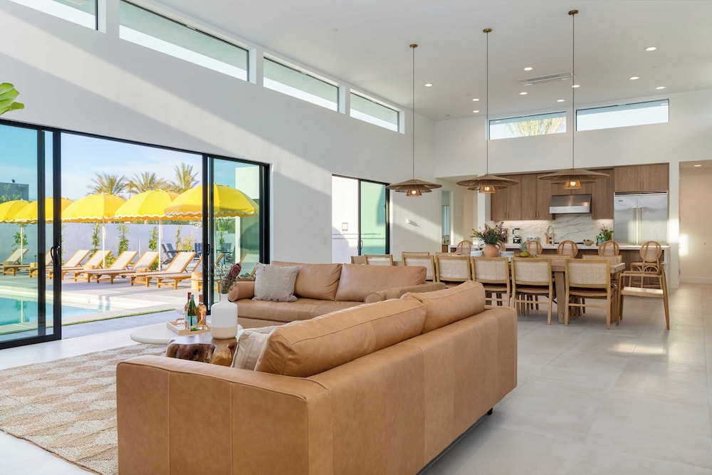 Sleeps 34 2 Villas, Pool, Pickleball + Bocce Polo Villas Elara by Avantstay