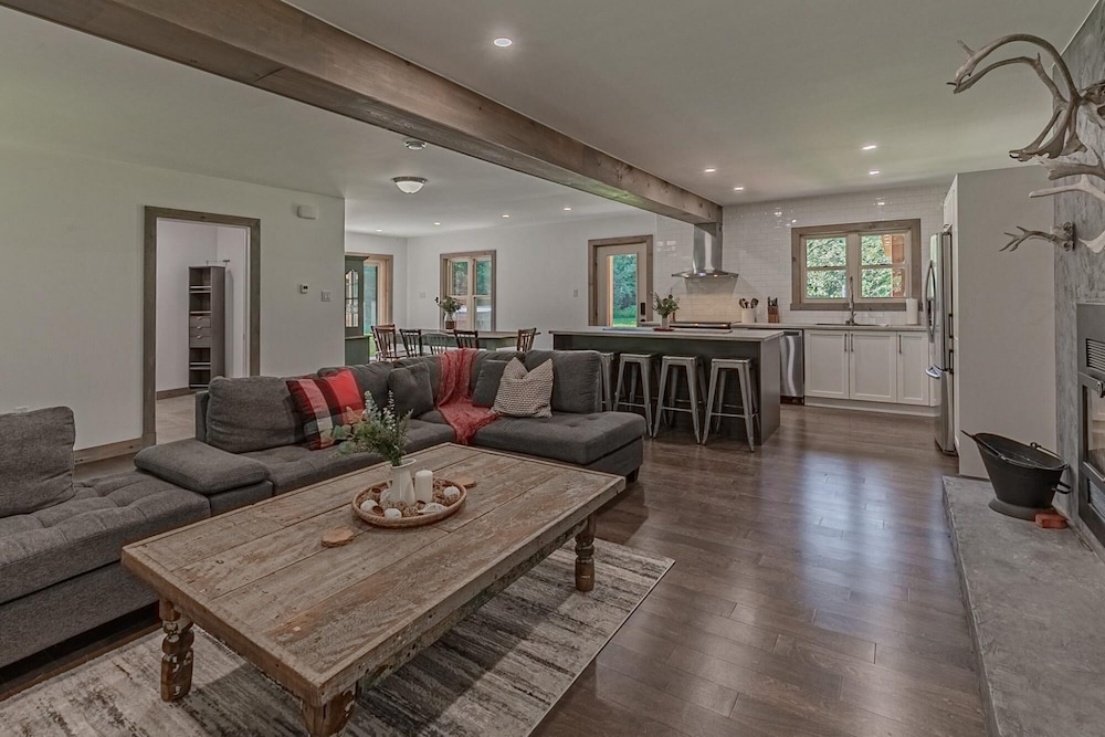The Corzo - Modern Farmhouse With hot tub