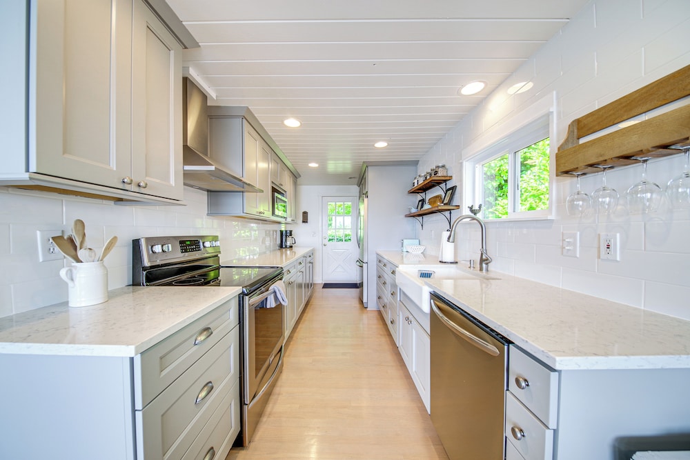 Mtn-view Camano Island Retreat Overlooking Beach