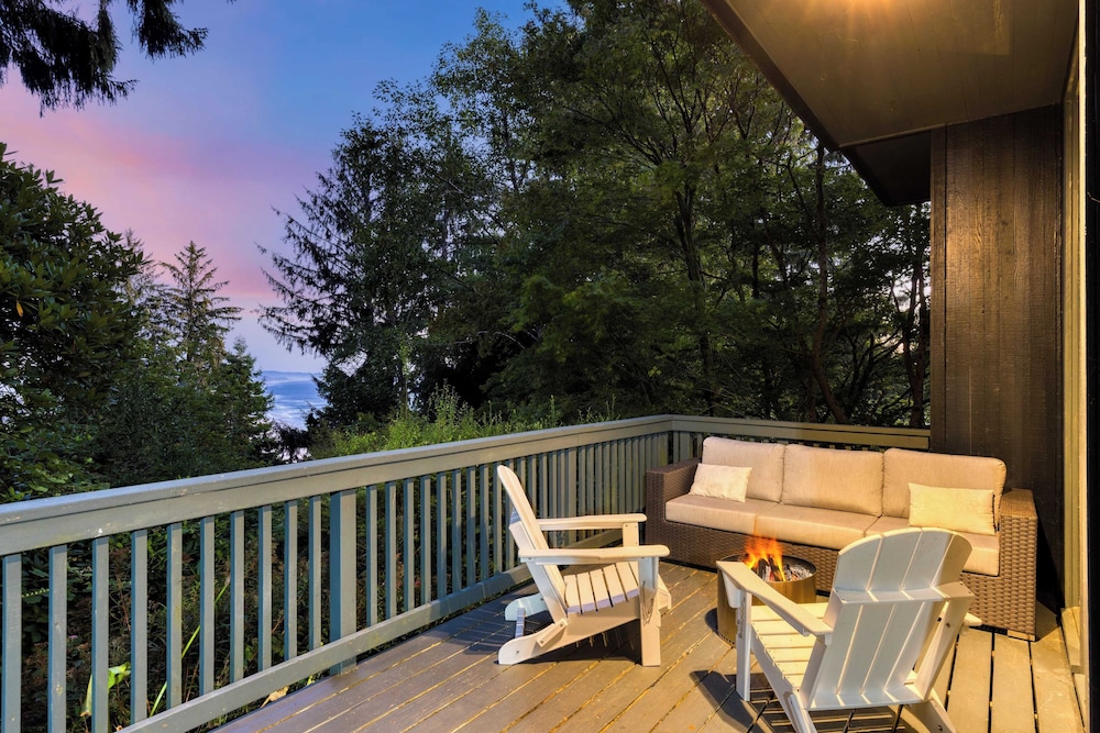 Coastal Escape w/ Balcony, Firebowl & Ocean Views Near Manzanita Sunset House by Avantstay