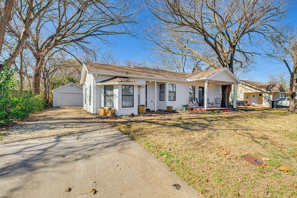Grills, Fire Pit & Yard: Central Granbury Home!