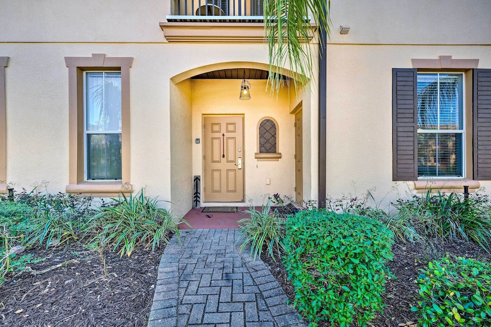 9 Mi to Disney: Davenport Townhome w/ Resort Pool!