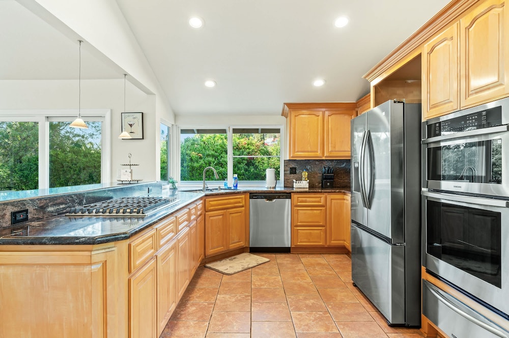 Spacious Retreat With Scenic Mountain Views