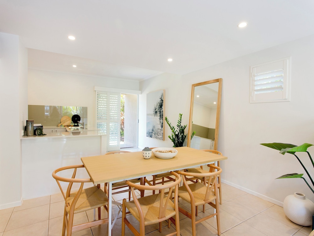 Noosa Parade Townhouse w Terrace