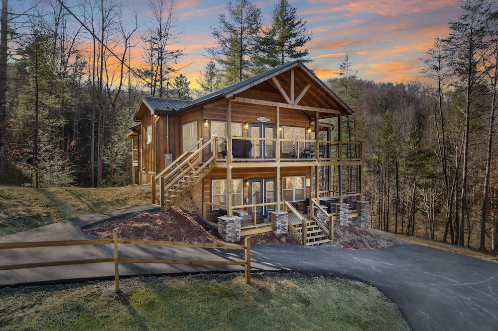 Hillside Hideaway 3 Bedroom Cabin by RedAwning view 4