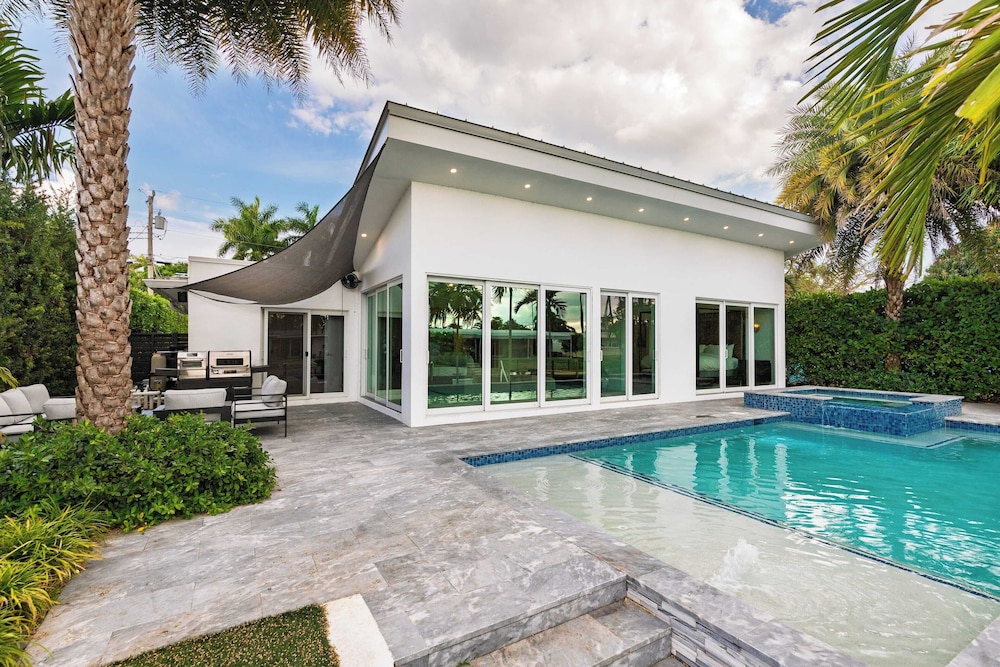 Luxury Waterfront Home w/ Pool, Hot Tub & Dock Near Las Olas Gulfstream