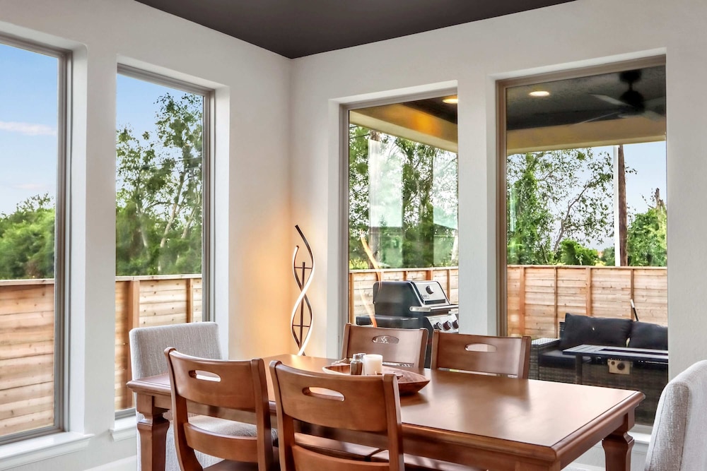 Dakota Cottage - Stay for 10