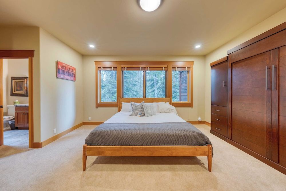 Cedars at Palisades by Avantstay Hot Tub, Resort Access, and Mountain Views