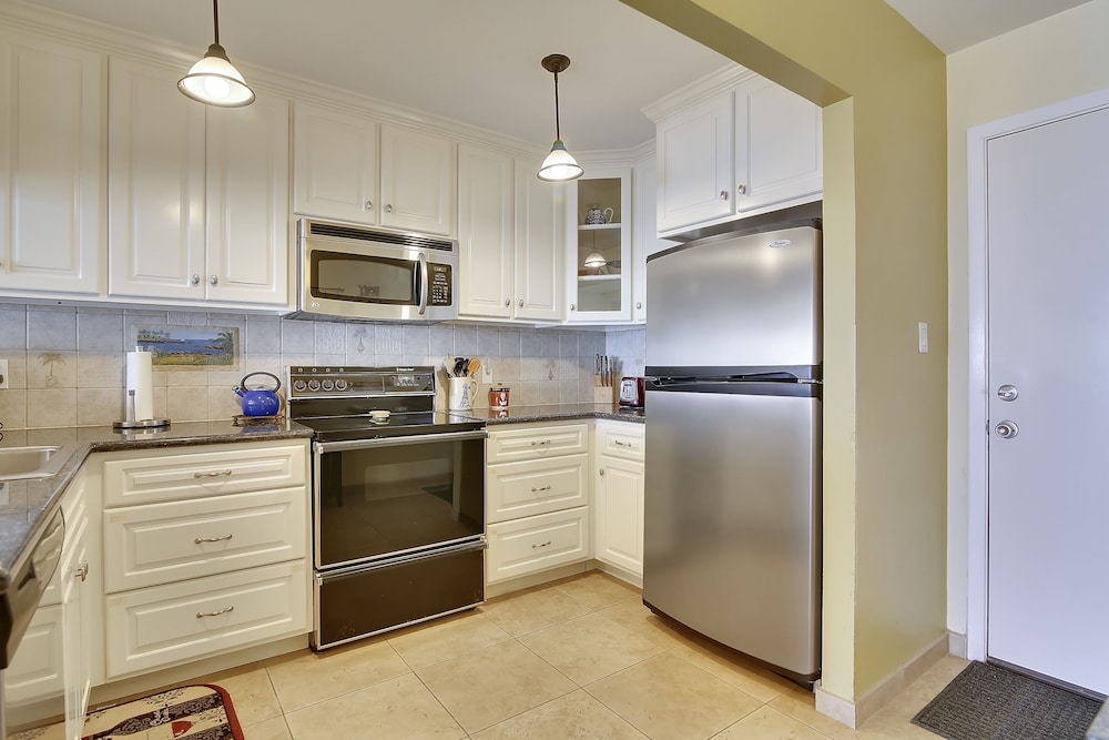 By The Sea Gulf View Deluxe Condo