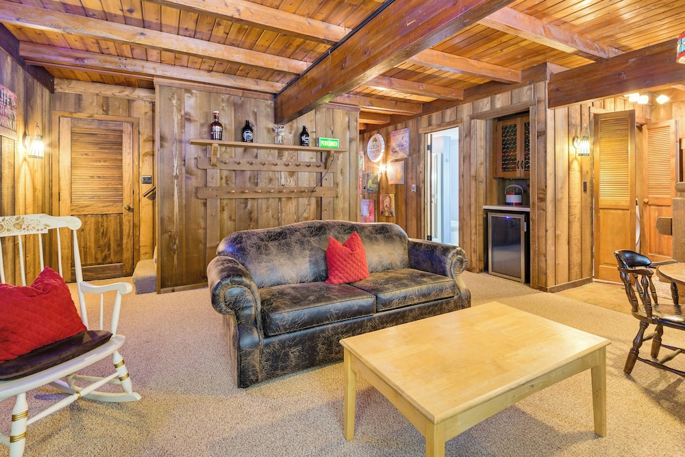 2 Mi to Schuss Mountain: Cozy Cabin w/ Deck
