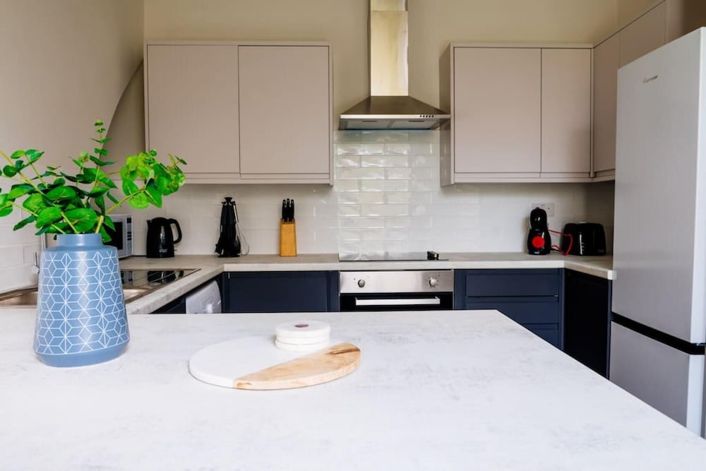 HG Collection - 2 Bedroom Apartment in Cardiff City Centre view 3