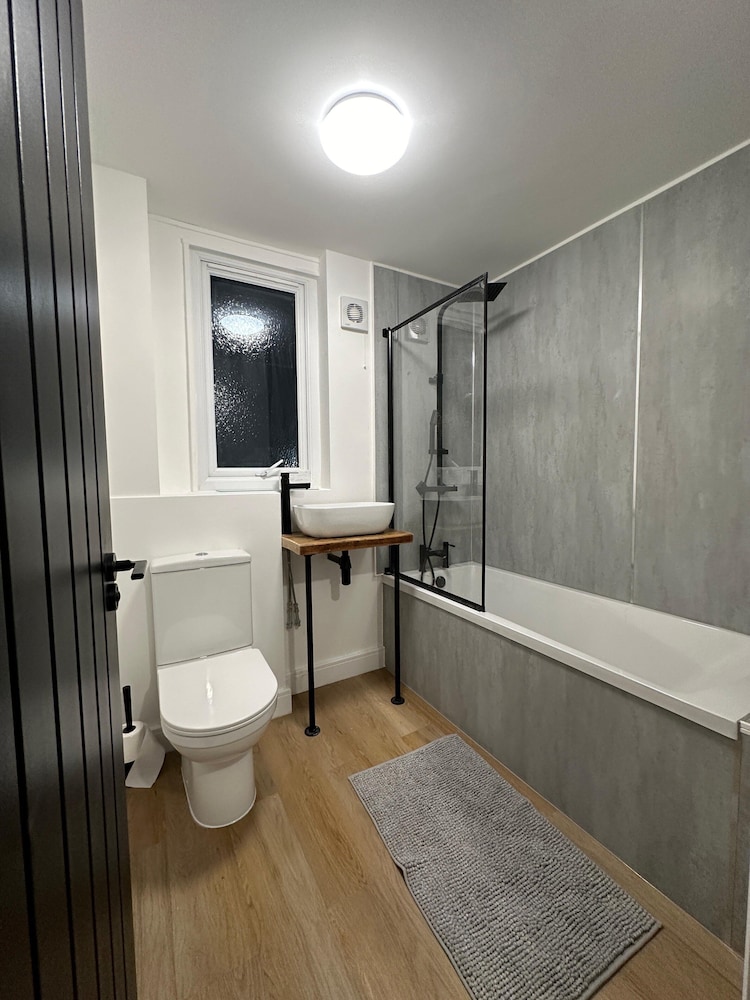 House-sleeps8-parking-garden