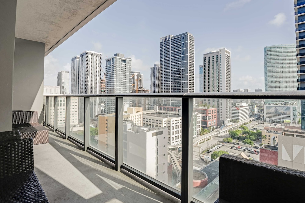 CBD Luxepad 2b2b With City Bay Views Gym Lounge