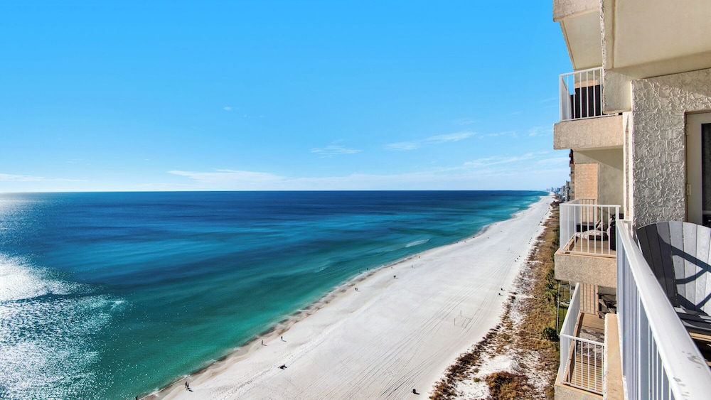 Beachfront Corner Unit w/ Wrap-around Balcony, Close to Attractions!