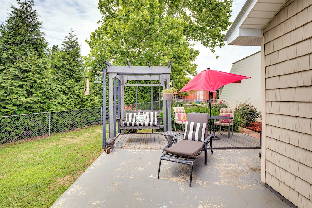 Fire Pit + Bbq: Lake Guntersville Family Home
