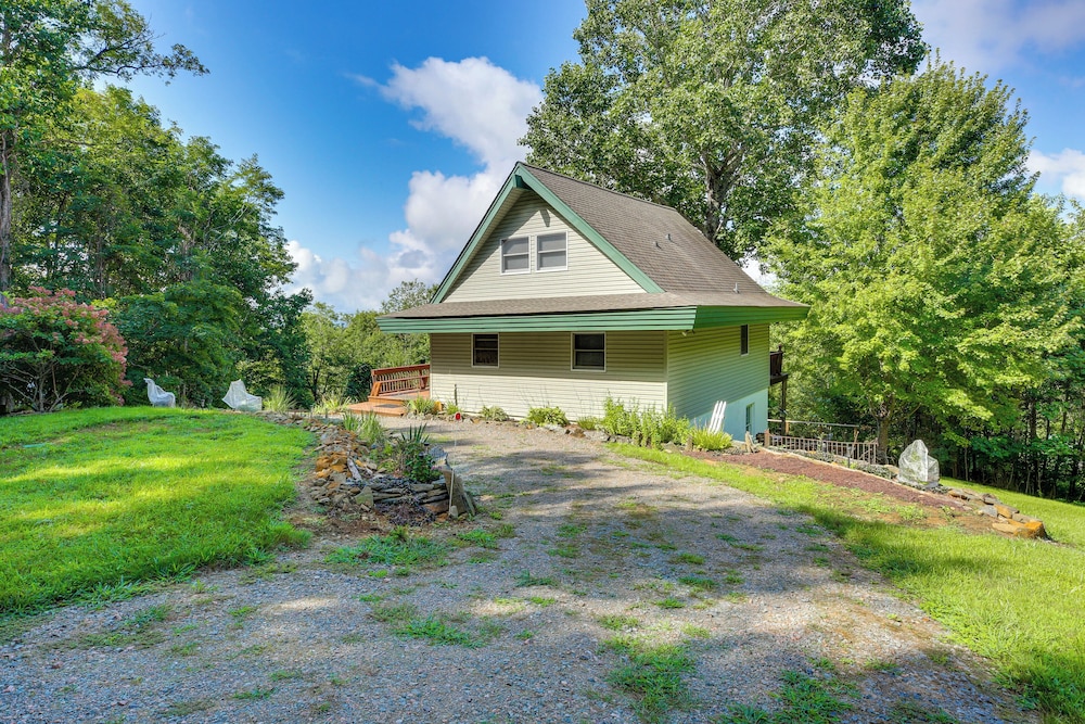 Deck, Fire Pit, Games: Family Escape Near Boone