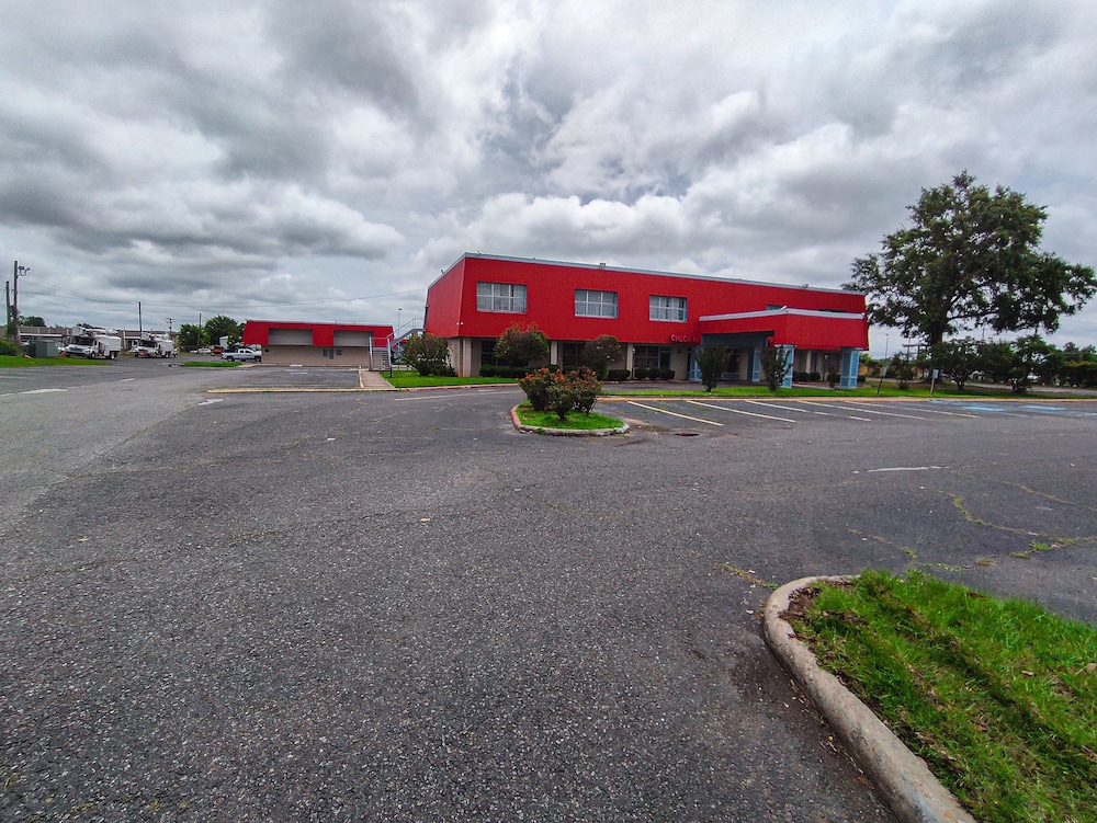 Clover Inn & Suites