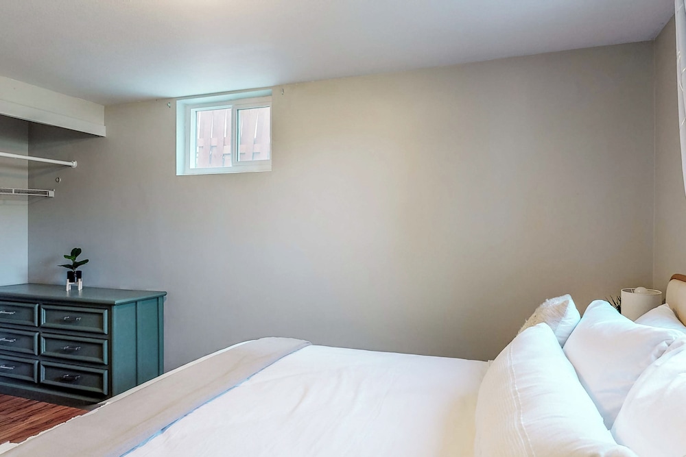 2BR Dog-friendly Duplex Close to Boise w/ W & D