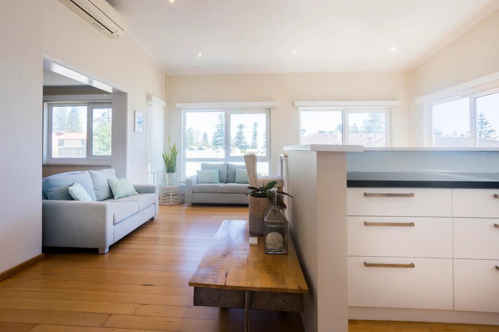 Beautiful 3BR Beachside Apt in Cottesloe!