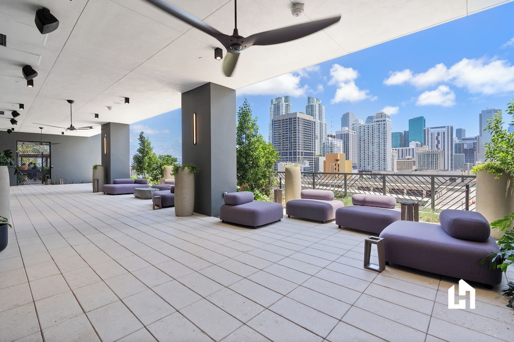 Stylish Apartments with Partial Ocean Views in Downtown