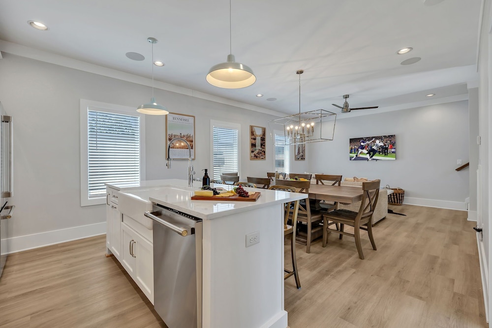 Soprano-private Rooftop-gr8 Walking Location