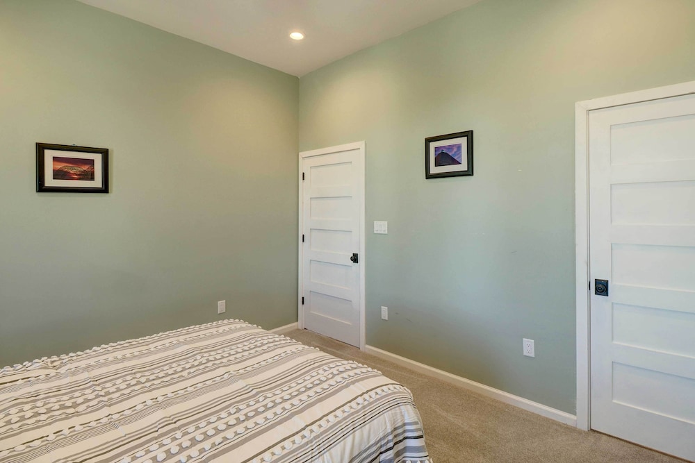 Spacious Farmhouse Near Hikes & Waterfalls view 3