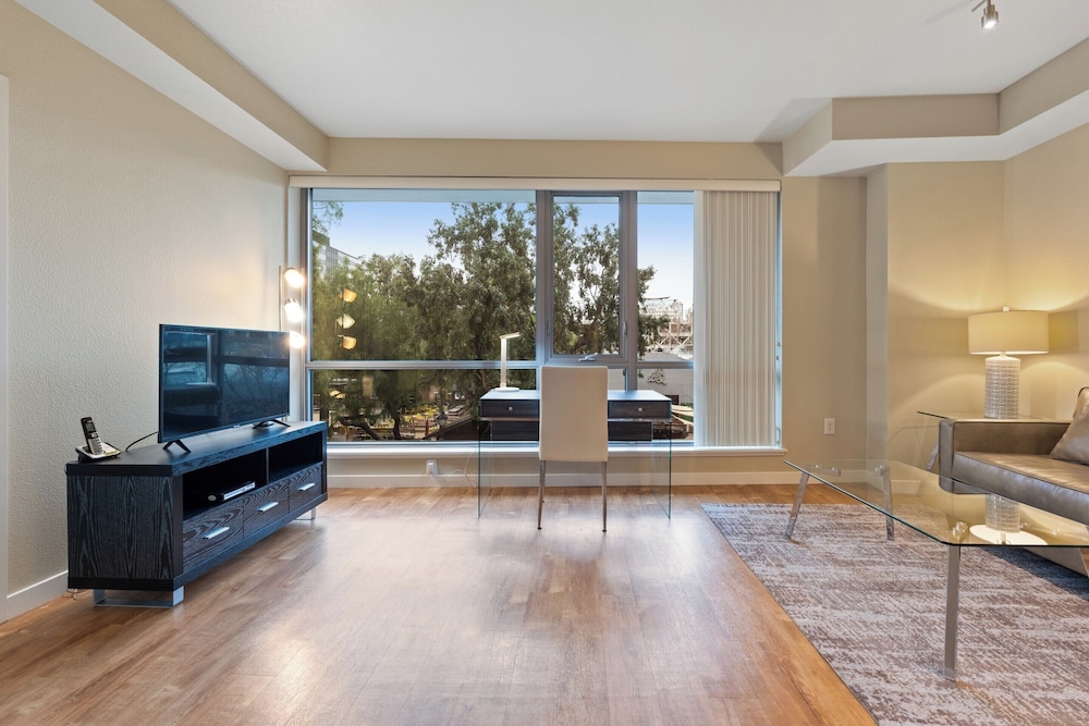 Global Luxury Suites at Woodbury