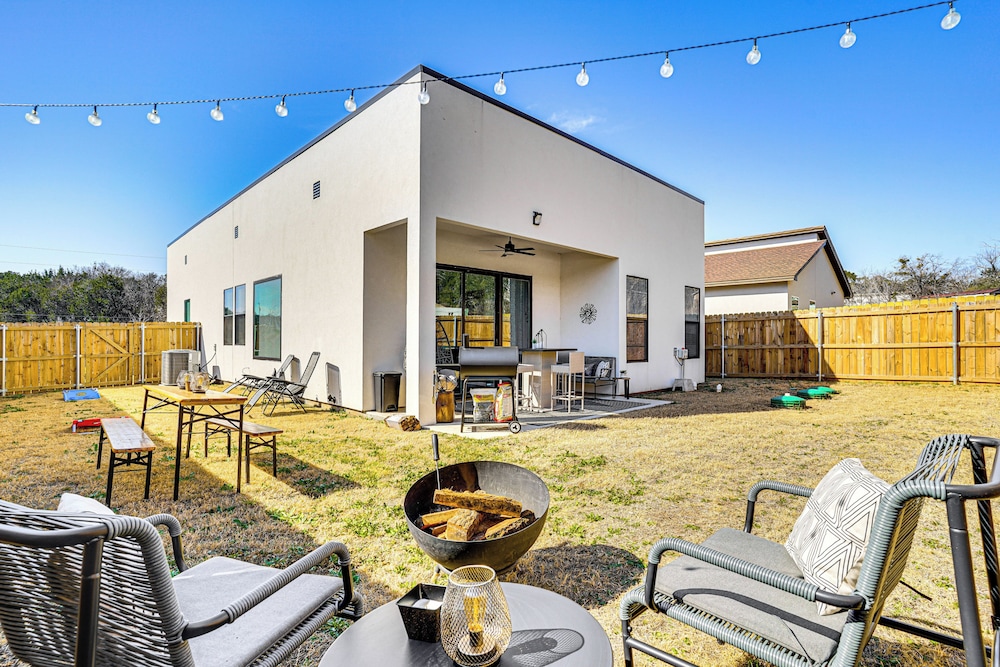 Walk to Lake: Modern Pet-friendly Home in Granbury